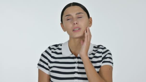 Nuori Latinalainen nainen, jolla ontelo hammassärky, valkoinen tausta - Materiaali, video