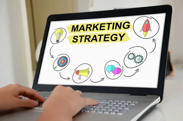 Ręce na laptopie z ekranem pokazującym koncepcję strategii marketingowej - Zdjęcie, obraz