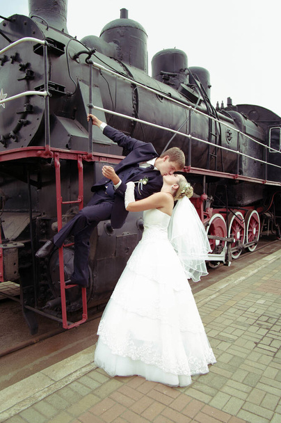 Красивая пара счастливых молодых людей, только что женился, свадьба - Фото, изображение