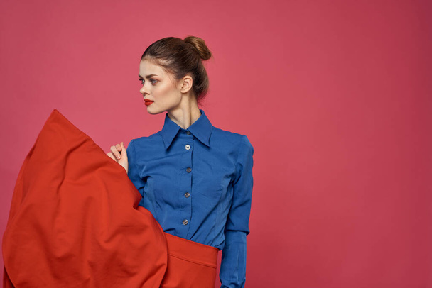 Nő kék ing és piros kockák rózsaszín háttér szórakoztató érzelmek modell vágott nézet - Fotó, kép