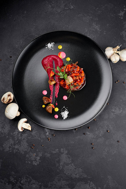 Салат з вінегрету на чорному тлі з грибами та часником
 - Фото, зображення