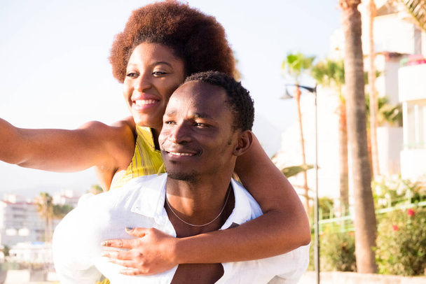 Les jeunes couples noirs s'amusent et rient en profitant de l'activité de loisirs en plein air ensemble - Photo, image