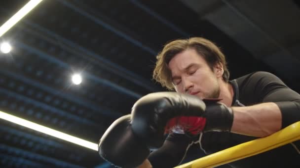 Komoly férfi, aki a sportklubban nézi a kamerát. Férfi bokszoló visszatér a ringbe - Felvétel, videó