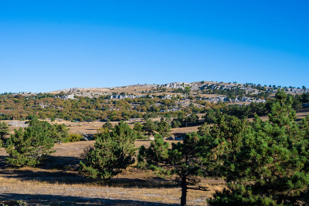 Panoraamanäkymät Al-Petri vuorelle. Krimin tasavalta, Ukraina. Tyhjennä Aurinkoinen aamu syyskuun 11, 2020. - Valokuva, kuva