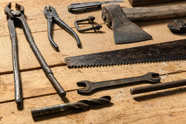 Variété de vieux outils à main ménagers vintage nature morte sur un fond en bois dans un concept de bricolage et de réparation - Photo, image