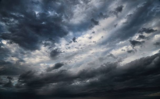 красивое темное драматическое небо с грозовыми облаками  - Фото, изображение