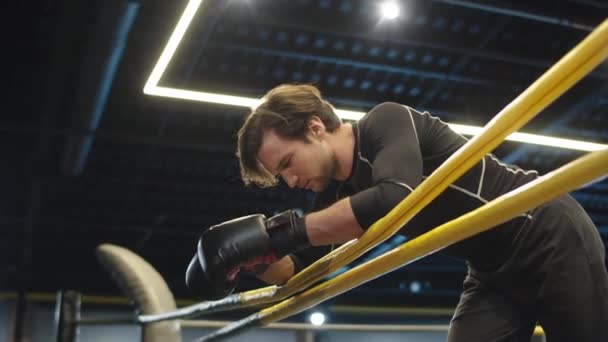 boxeur masculin agressif criant sur le ring de boxe. Homme de sport faisant une pause à la salle de gym - Séquence, vidéo