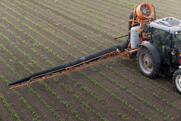 Τρακτέρ ψεκασμού λίπανση τομέα με ζιζανιοκτόνα εντομοκτόνα χημικά στον τομέα της γεωργίας  - Φωτογραφία, εικόνα
