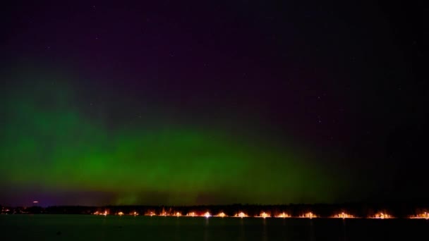 timelapse 4K di aurora boreale nel nord della Svezia con luce verde e viola danzante accanto a un lago - Filmati, video