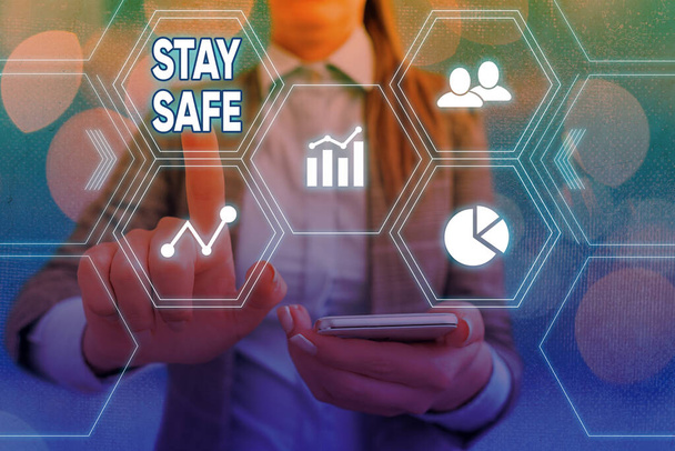 Notiz mit der Aufschrift Stay Safe. Business-Foto präsentiert sicher vor Gefahr, Schaden oder Ort, um Artikel zu halten Gitter und verschiedene Symbole neueste digitale Technologie-Konzept. - Foto, Bild
