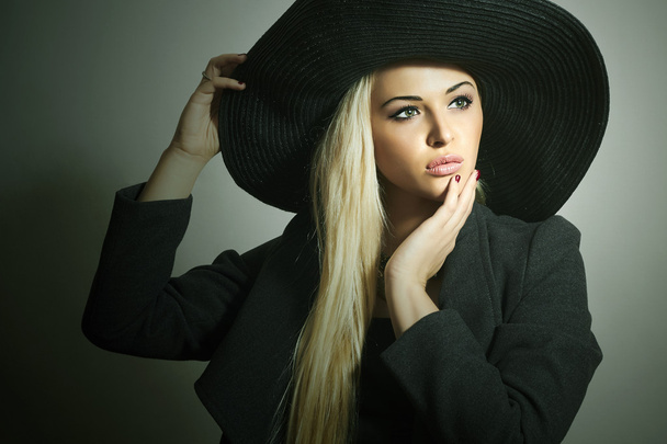 Hermosa mujer rubia con sombrero negro. Dama de moda en Topcoat. Elegance Beauty Girl. Colección Spring
 - Foto, Imagen