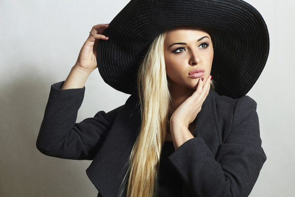 gyönyörű szőke nő fekete kalapban. divatos hölgy felöltő. elegancia, szépség lány. tavaszi kollekció - Fotoğraf, Görsel