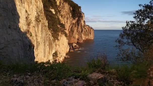 Vista tropical de acantilados gigantes junto al mar una mañana soleada - Imágenes, Vídeo