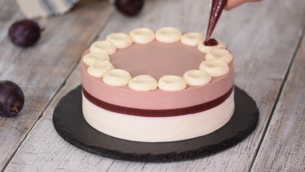 Chef de pastelaria decorado um delicioso bolo de mousse de ameixa com geléia. - Filmagem, Vídeo