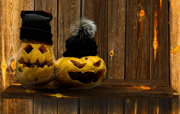 Темный интерьер дома украшают к Хэллоуину кинжалы, паутины и пауки - Фото, изображение