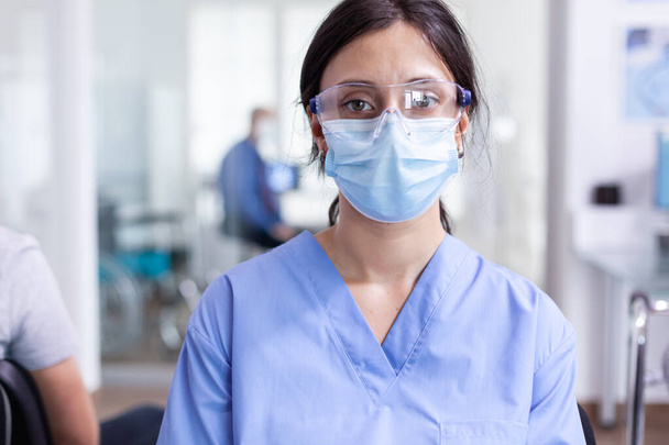 Enfermeira preocupada com máscara facial - Foto, Imagem