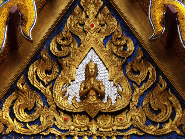 Bangkok, Tailandia, 25 de enero de 2013: Detalle de la decoración de oro, plata y azul en un edificio del Palacio Real de Bangkok - Foto, imagen