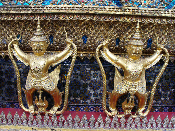 Μπανγκόκ, Ταϊλάνδη, 25 Ιανουαρίου 2013: Δύο πλούσια διακοσμημένα χρυσά γλυπτά στο Βασιλικό Παλάτι της Μπανγκόκ - Φωτογραφία, εικόνα