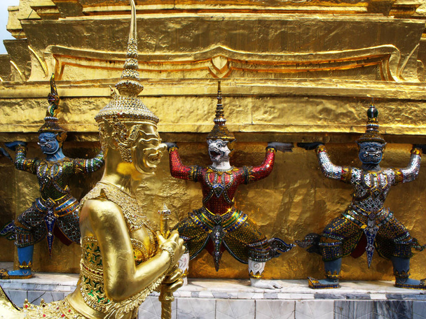 Bangkok, 25 gennaio 2013: Sculture di guerrieri mitologici nel Palazzo Reale di Bangkok - Foto, immagini