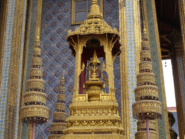 Bangkok, Thaiföld, január 25, 2013: Stupa gazdagon díszített arany egy épület a Royal Palace Bangkokban - Fotó, kép