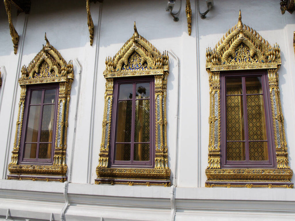 Bangkok, Thailand, 25. Januar 2013: Drei Fenster in einem Gebäude des Königlichen Palastes in Bangkok - Foto, Bild