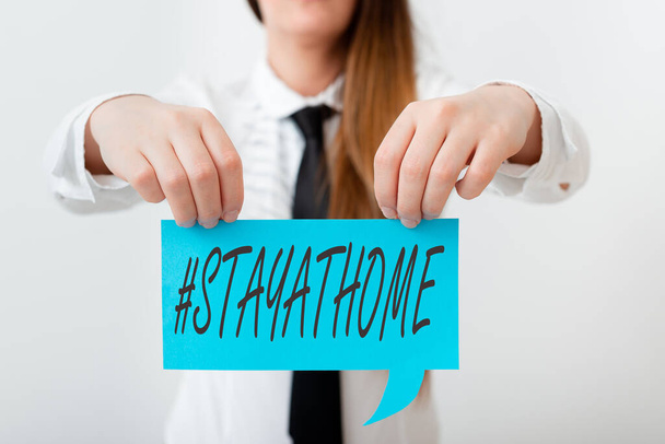 Konzeptionelle Handschrift mit dem Hashtag Stay at home. Business-Foto, das ein Trend-Etikett in den sozialen Medien im Zusammenhang mit dem Coronvirus-Ausbruch zeigt - Foto, Bild