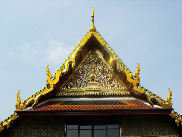 Bangkok, Thaiföld, 2013. január 25.: Színes arany dekoráció a bangkoki királyi palota épületének homlokzatán - Fotó, kép