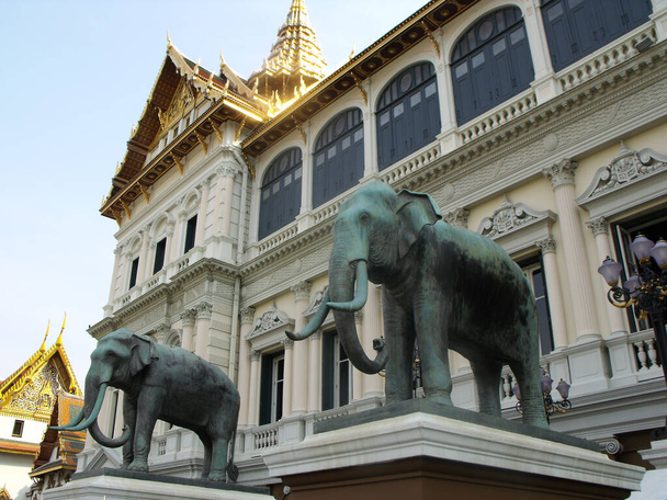 2013年1月25日タイ・バンコク:バンコクの王宮にある2頭の象のブロンズ像 - 写真・画像