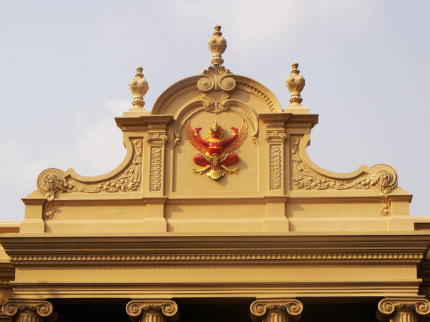 Bangkok, Thailand, 25. Januar 2013: Fassade eines Gebäudes mit dem Schild der thailändischen Monarchie am Königspalast in Bangkok - Foto, Bild