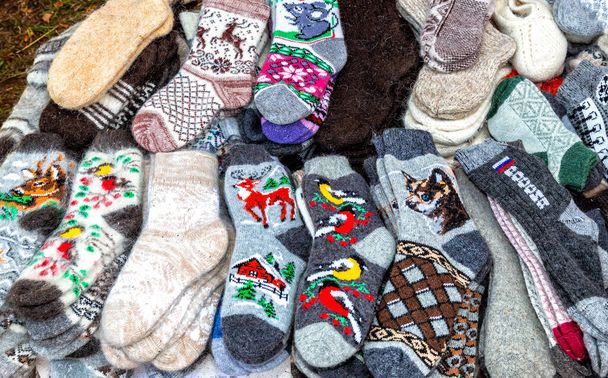 Meias de malha de lã quente inverno de diferentes tamanhos e cores. Meias de lã feitas à mão. À espera do Inverno - Foto, Imagem