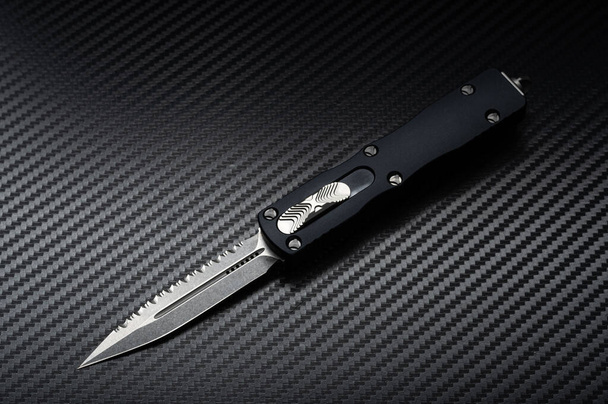 鋭利なナイフだ。黒の背景に黒いナイフ。トップへ. - 写真・画像