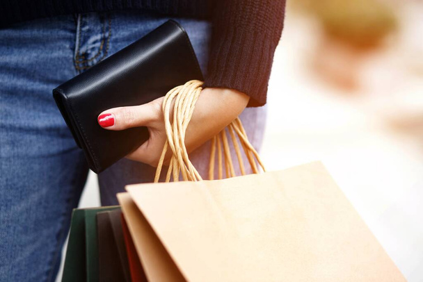Una donna con un portafoglio Pronto per lo shopping online - Foto, immagini