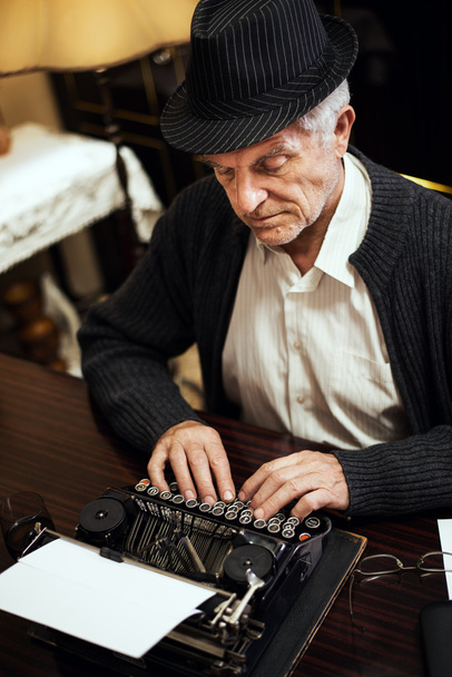 Retro senior man schrijver - Foto, afbeelding