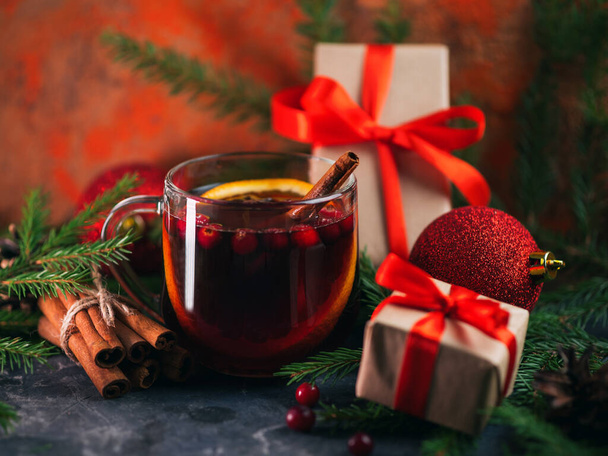 Bebida de Natal vinho ruminado em uma taça de vidro na mesa com ramos de abeto - Foto, Imagem