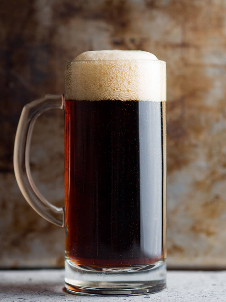 Kubek szklany Belgijskie ciemne piwo ale - Zdjęcie, obraz