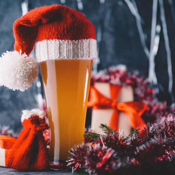 お祝いの雰囲気の中で帽子のクリスマスや新年のビール - 写真・画像