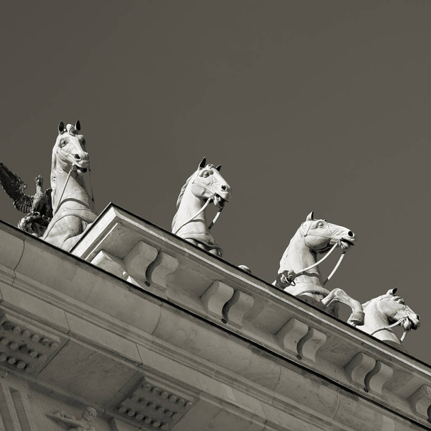  Quadriga a berlini Brandenburgi kapunál alulról nézve                               - Fotó, kép