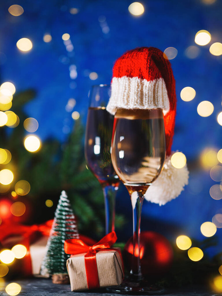 O Natal bebe a champanha em um copo em um contexto festivo - Foto, Imagem