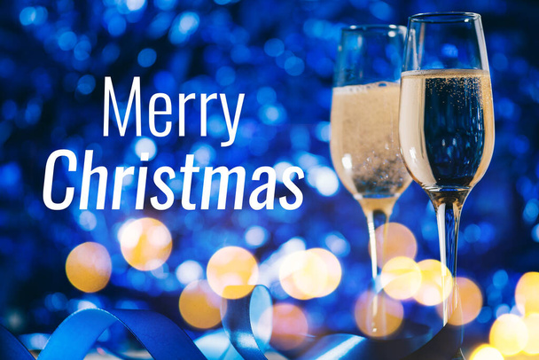 Twee glazen champagne gefeliciteerd tekst vrolijk kerstfeest - Foto, afbeelding