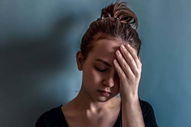 Porträt eines Mädchens, das unter Kopfschmerzen leidet Das Konzept der psychischen Probleme und Stress. - Foto, Bild
