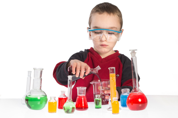 Kind im Chemieunterricht, Chemiestunde im Labor - Foto, Bild