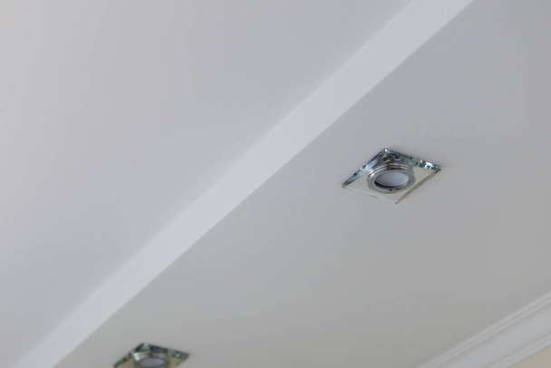 Riparazione soffitto, soffitto in cartongesso e lampade - Foto, immagini
