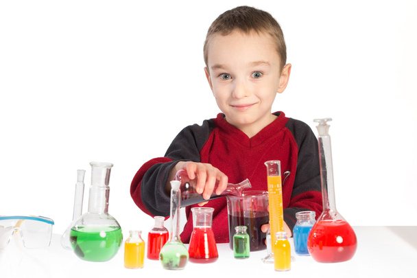 kind in de klasse van de chemie, chemie les in lab - Foto, afbeelding