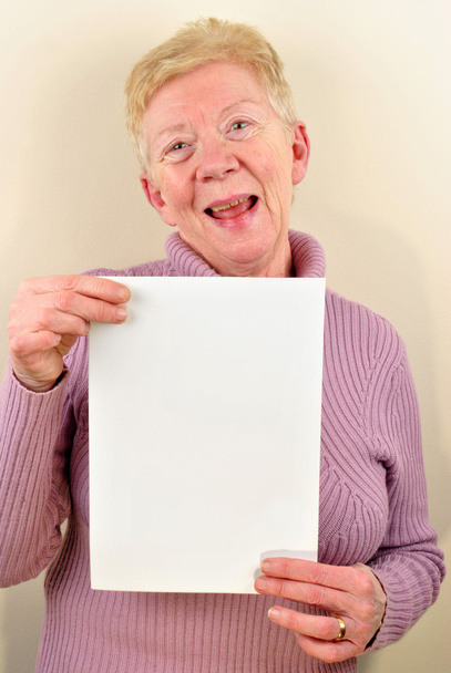 eine alte Frau mit weißem Papier in der Hand - Foto, Bild