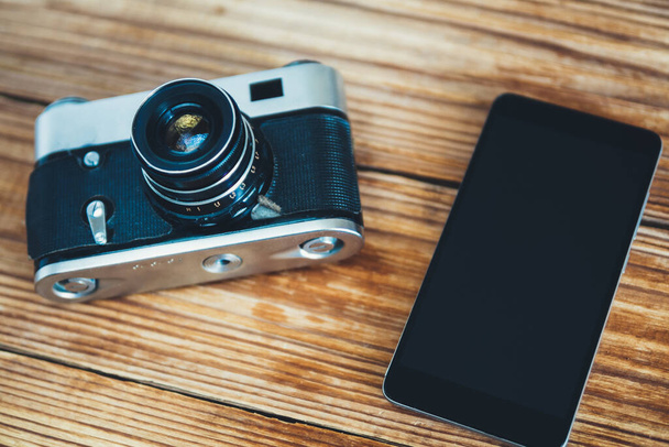 Vintage kamera ja moderni älypuhelin. Amatööri valokuvaus ennen ja nyt - Valokuva, kuva
