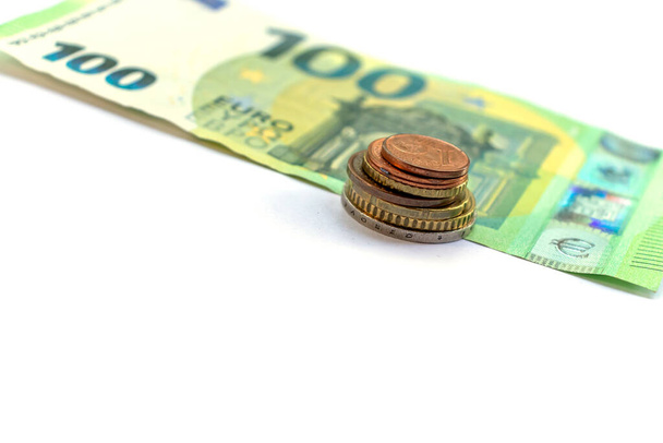 Bankbiljet 100 euromuntstukken eurocent betaalrekening en -munten op witte achtergrond ruimte voor tekst - Foto, afbeelding