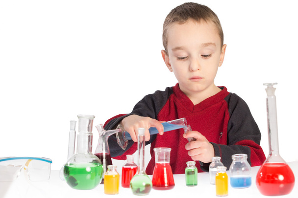 παιδί στην τάξη χημεία, μάθημα χημείας στο εργαστήριο - Φωτογραφία, εικόνα