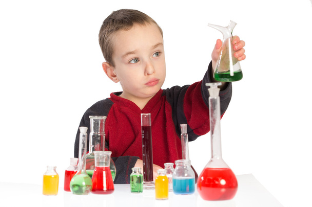Niño en clase de química, lección de química en laboratorio
 - Foto, Imagen