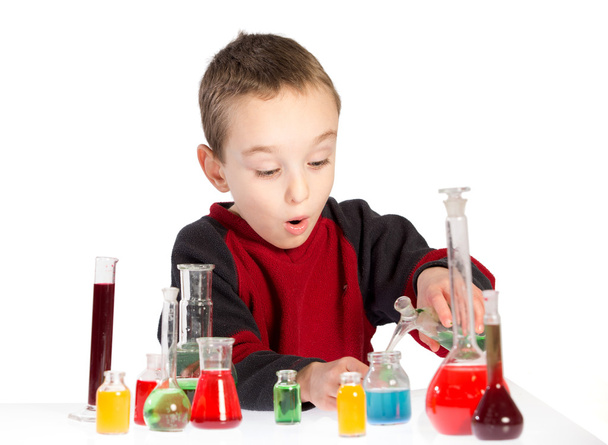 Niño en clase de química, lección de química en laboratorio
 - Foto, Imagen