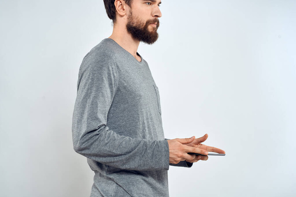 Man with tablet in hands technology lifestyle internet επικοινωνία εργασία φως φόντο περικοπεί προβολή - Φωτογραφία, εικόνα